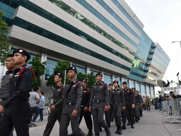 Cảnh sát tuần tra gần Tòa án tối cao ở Bangkok, Thái Lan ngày 25/8. (Nguồn: THX/TTXVN) Các nhà hoạt động Thái Lan lên kế hoạch phản đối tổng tuyển cử ảnh 1