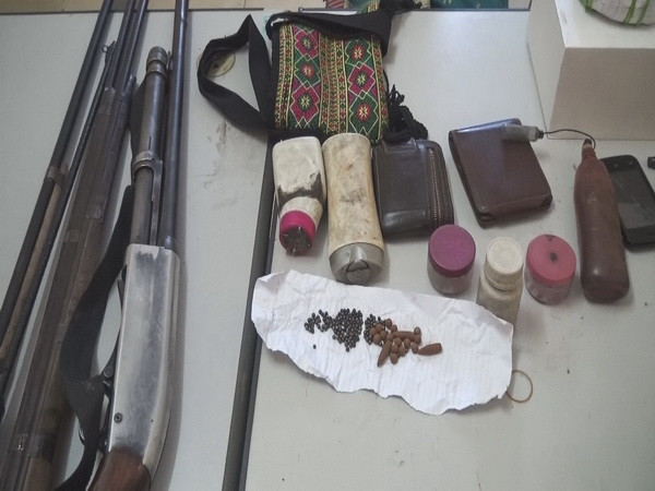 Triệt phá đường dây ma túy lớn xuyên quốc gia, thu nhiều vũ khí nóng ảnh 2