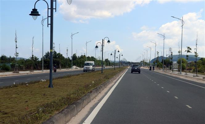 Đường giao thông trên đảo Phú Quốc. (Ảnh: Lê Huy Hải/TTXVN) Quyết liệt xử lý các vi phạm pháp luật về đất đai tại Phú Quốc ảnh 1