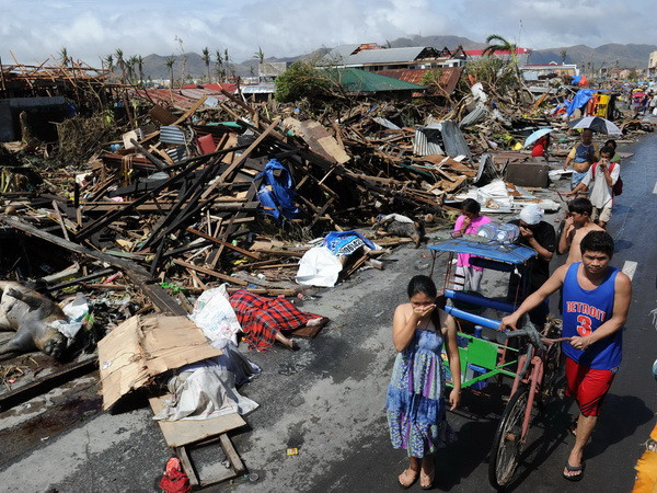 Công ty JCB ủng hộ các nạn nhân bão Haiyan 10 triệu yen ảnh 1