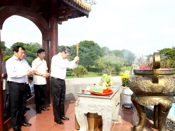 Dâng hương tưởng niệm các anh hùng liệt sỹ tại Quảng Trị ảnh 1