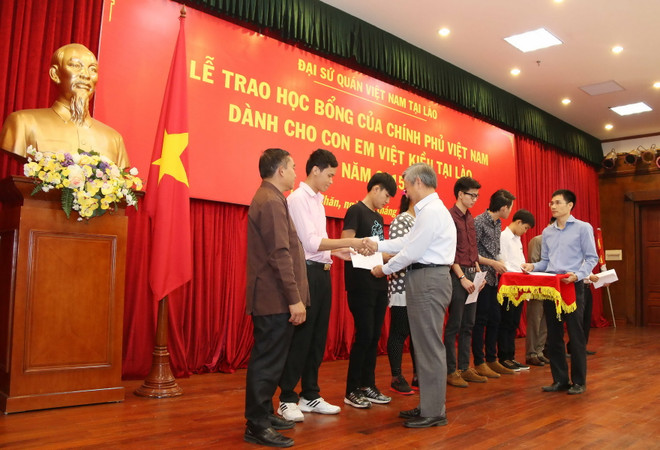 Trao học bổng bổ sung cho con em Việt kiều Lào học tại Việt Nam ảnh 1
