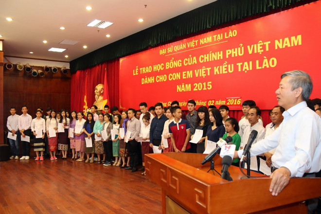 Trao học bổng bổ sung cho con em Việt kiều Lào học tại Việt Nam ảnh 2