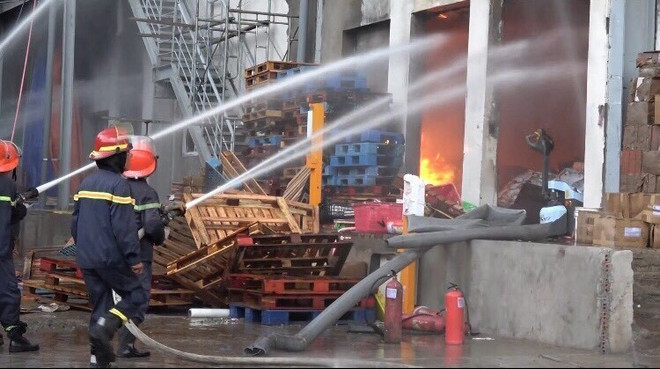 Bình Dương: Cháy kho hàng trong Khu công nghiệp Sóng Thần 1 ảnh 1