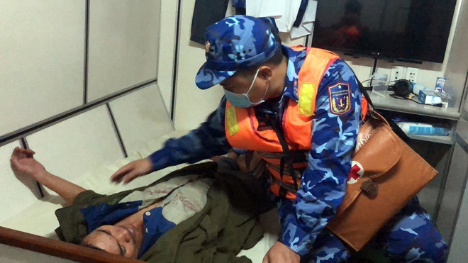 Hà Tĩnh: Khẩn trương tìm kiếm 3 ngư dân mất tích trên biển ảnh 1