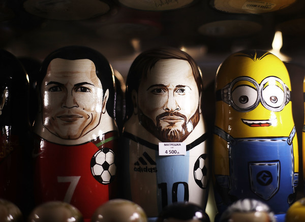 World Cup 2018 "thay áo" cho nghề sản xuất hàng lưu niệm Nga ảnh 1