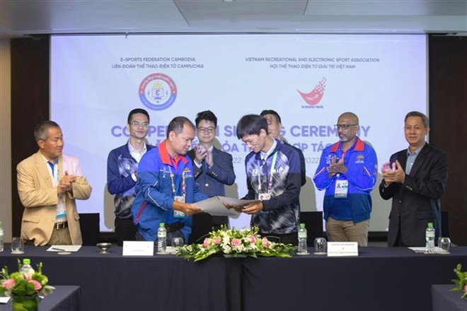 Ông Nguyễn Xuân Cường, Chủ tịch Hội Thể thao điện tử giải trí Việt Nam (bên phải) cùng đại diện các bên ký kết hợp tác toàn diện. (Ảnh: TTXVN) VIRESA sẽ hỗ trợ EFC tổ chức môn Thể thao điện tử tại SEA Games 32 ảnh 1