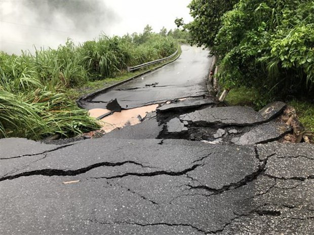 Làm đường tạm, thi công ngày đêm để thông tuyến tại sụt trượt QL15D ảnh 1