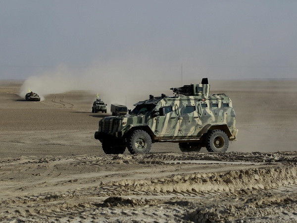 Mỹ đưa hàng trăm lính thủy đánh bộ và pháo hạng nặng tới Syria ảnh 1