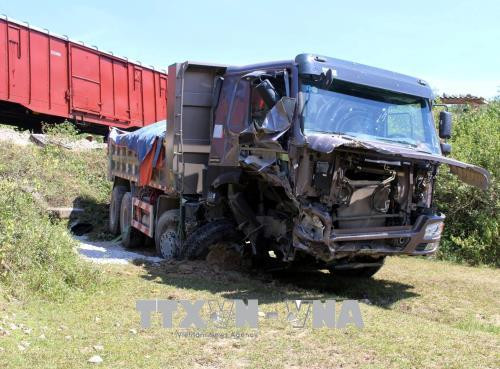 Nghệ An: Xe ben bị tàu hàng đâm ngang khi cố băng qua đường sắt ảnh 1