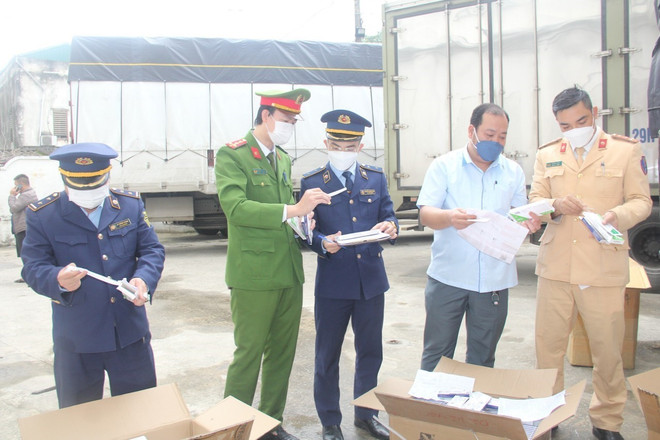 Phát hiện xe chở 3.600 bộ kit test nhanh không được cấp phép lưu hành ảnh 1