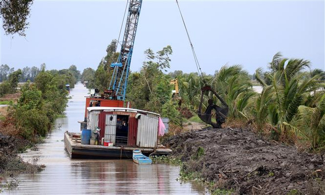 Nạo vét kênh thủy lợi nội đồng trữ nước ứng phó hạn mặn ở huyện Hòn Đất, vùng Tứ giác Long Xuyên (Kiên Giang). (Ảnh: Lê Huy Hải/TTXVN) Australia sẽ tiếp tục hợp tác trong ứng phó biến đổi khí hậu tại ĐBSCL ảnh 2