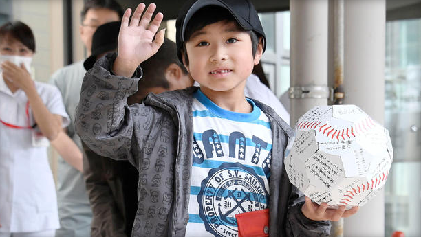 Cậu bé bị bỏ rơi trong rừng mong muốn gì sau khi ra viện? ảnh 1