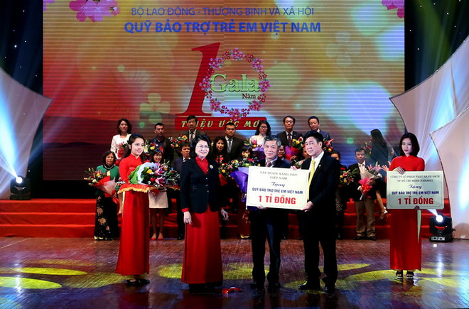 Phó Chủ tịch nước Đặng Thị Ngọc Thịnh tiếp nhận tượng trưng số tiền ủng hộ của các nhà tài trợ cho Quỹ Bảo trợ Trẻ em Việt Nam. (Ảnh: Quang Quyết/TTXVN) Quỹ Bảo trợ trẻ em Việt Nam đã hỗ trợ hơn 30 triệu lượt trẻ em ảnh 1