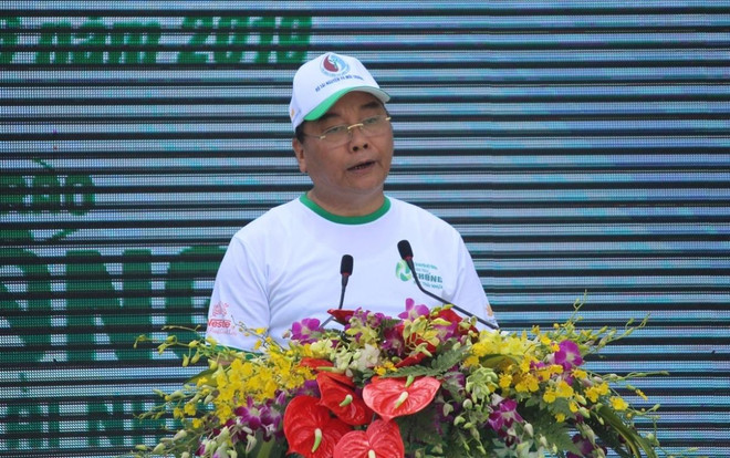 Thủ tướng đi bộ kêu gọi cộng đồng ‘chung tay’ chống rác thải nhựa ảnh 1