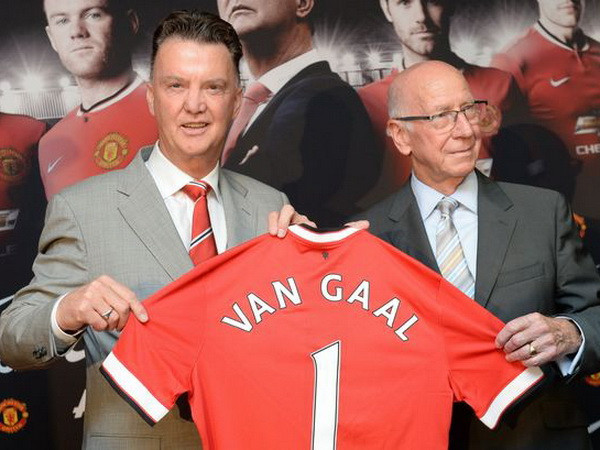 Bobby Charlton: Van Gaal đang có "cả thế giới dưới chân mình” ảnh 1