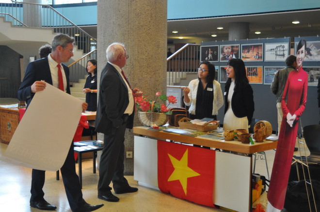 Việt Nam quảng bá hình ảnh nhân “Ngày Đại sứ quán“ tại Đức ảnh 1