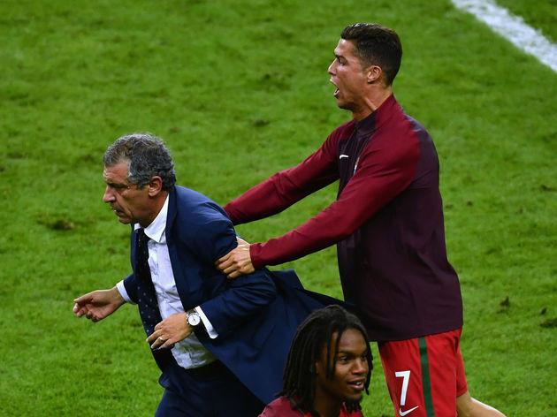 Huấn luyện viên Fernando Santos tiếc nuối khi bị từ chối 1 bàn thắng. (Nguồn: 90min.com) Đánh rơi chiến thắng, HLV của Bồ Đào Nha đổ lỗi cho công nghệ ảnh 1