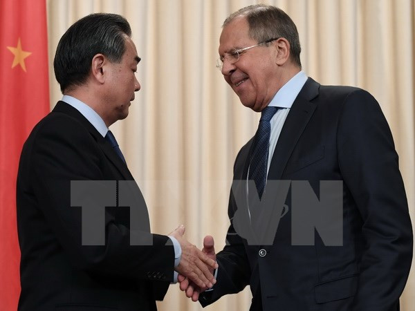 Ngoại trưởng Nga Sergei Lavrov (phải) và người đồng cấp Trung Quốc Vương Nghị. (Nguồn: AFP/TTXVN) Nga-Trung Quốc duy trì đối thoại trên tất cả các phương diện ảnh 1