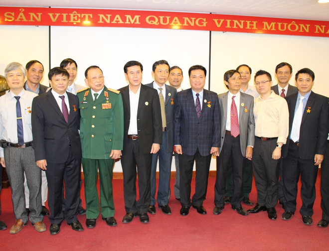 Các đại biểu chụp ảnh lưu niệm tại buổi lễ. (Ảnh: PV/Vietnam+) 12 cán bộ TTXVN vinh dự nhận kỷ niệm chương Cựu chiến binh Việt Nam ảnh 2
