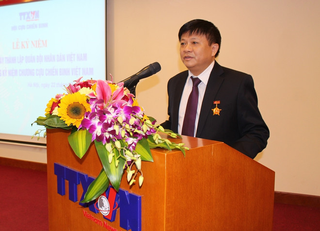 Đồng chí Đinh Đăng Quang, Phó Tổng giám đốc TTXVN, Chỉ huy trưởng kiêm Chính trị viên Ban Chỉ huy quân sự TTXVN chia sẻ tại buổi lễ. (Ảnh: PV/Vietnam+) 12 cán bộ TTXVN vinh dự nhận kỷ niệm chương Cựu chiến binh Việt Nam ảnh 5