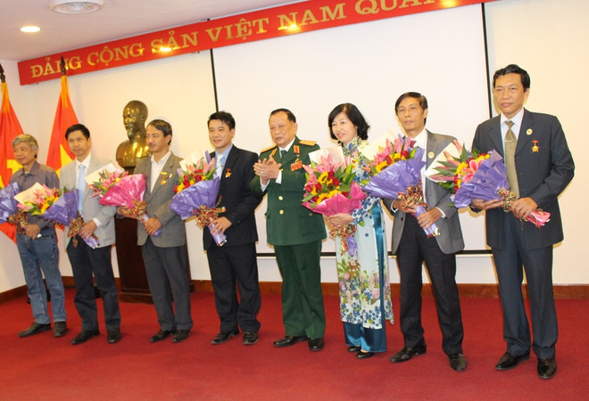 Thượng tướng Nguyễn Văn Được (chính giữa) trao kỷ niệm chương cho các đồng chí cán bộ, hội viên Hội Cựu chiến binh TTXVN. (Ảnh: PV/Vietnam+) 12 cán bộ TTXVN vinh dự nhận kỷ niệm chương Cựu chiến binh Việt Nam ảnh 4