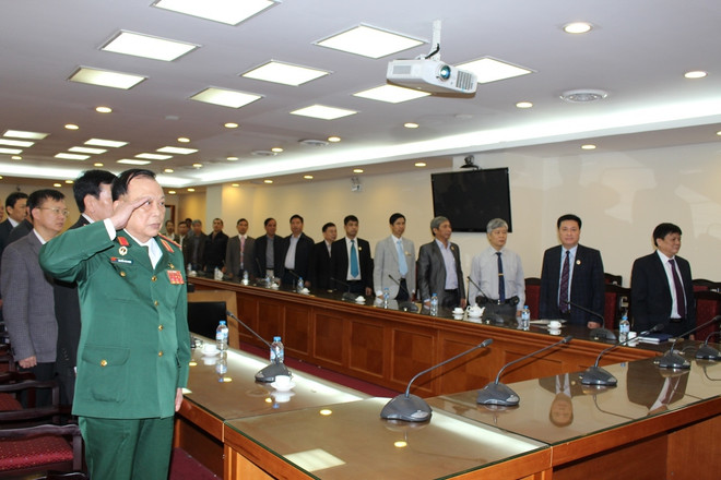 Lễ chào cờ. (Ảnh: PV/Vietnam+) 12 cán bộ TTXVN vinh dự nhận kỷ niệm chương Cựu chiến binh Việt Nam ảnh 3