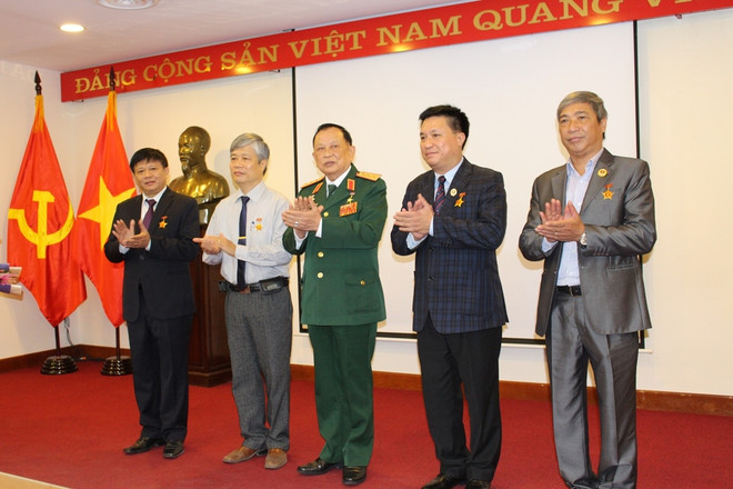 12 cán bộ TTXVN vinh dự nhận kỷ niệm chương Cựu chiến binh Việt Nam ảnh 1