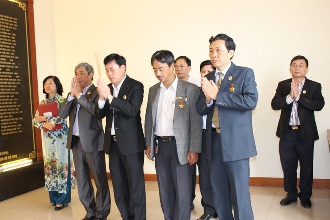 Các đồng chí cán bộ, hội viên Hội cựu chiến binh TTXVN thắp hương tưởng nhớ các liệt sỹ. (Ảnh: PV/Vietnam+) 12 cán bộ TTXVN vinh dự nhận kỷ niệm chương Cựu chiến binh Việt Nam ảnh 6
