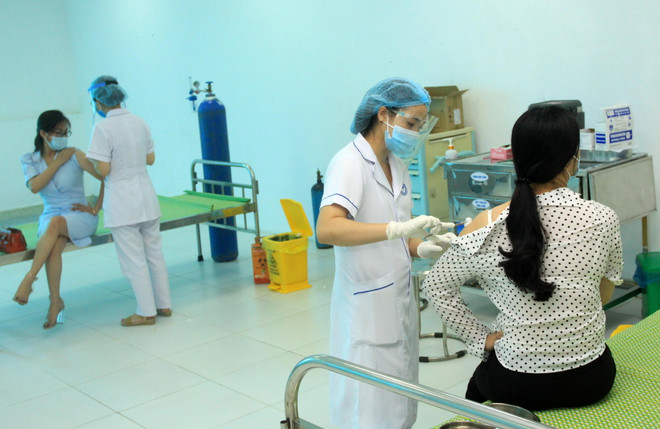 Tiêm vaccine phòng COVID-19 cho các đối tượng tại Bệnh viện Nhi Thái Bình. (Ảnh: Thế Duyệt/TTXVN) Các địa phương đẩy nhanh tiến độ tiêm vaccine phòng COVID-19 ảnh 2