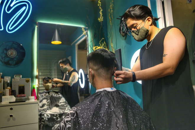 Cửa hàng cắt tóc trên phố Núi Trúc mở cửa trở lại. (Ảnh: Tuấn Đức/TTXVN) Hà Nội luôn cầu thị để điều chỉnh phù hợp công tác phòng, chống dịch ảnh 2