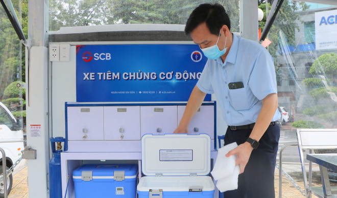 Giám đốc Bệnh viện Đa khoa Quốc tế Hải Phòng kiểm tra trang thiết bị tế trên xe tiêm chủng lưu động. (Ảnh: Minh Thu/TTXVN) Hải Phòng tiếp nhận 5 xe tiêm chủng lưu động hỗ trợ phòng, chống dịch ảnh 1