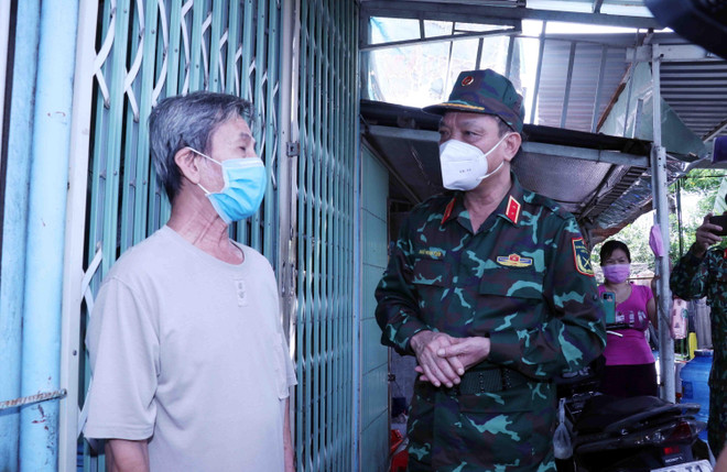 Trung tướng Ngô Minh Tiến, Phó Tổng Tham mưu trưởng Quân đội nhân dân Việt Nam, Phó trưởng Ban Chỉ đạo Phòng, chống dịch COVID-19 COVID-19 Bộ Quốc phòng tại Thành phố Hồ Chí Minh thăm hỏi người dân nghèo tại Khu phố 2, phường Hiệp Bình Chánh, thành phố Thủ Đức. (Ảnh: Xuân Khu/TTXVN) Bàn giao 110 tấn nông sản của tỉnh Tuyên Quang tặng nhân dân TP.HCM ảnh 2