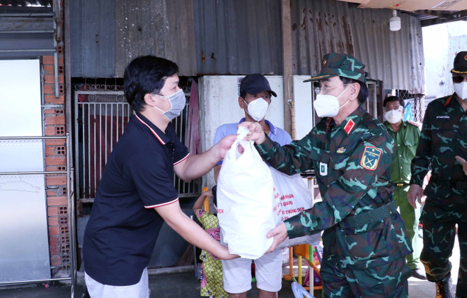 Trao quà cho người dân tại Khu phố 2, phường Hiệp Bình Chánh, thành phố Thủ Đức. (Ảnh: Xuân Khu/TTXVN) Bàn giao 110 tấn nông sản của tỉnh Tuyên Quang tặng nhân dân TP.HCM ảnh 1