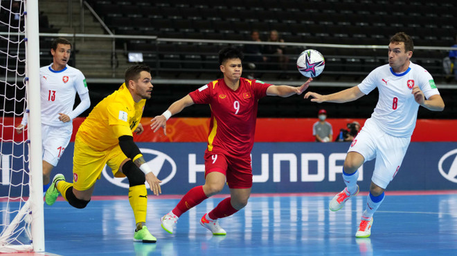 Tuyển Futsal Việt Nam (áo đỏ) lên hạng 39 thế giới. (Nguồn: AFC) Đội tuyển Futsal Việt Nam thăng tiến mạnh mẽ trên bảng xếp hạng FIFA ảnh 1