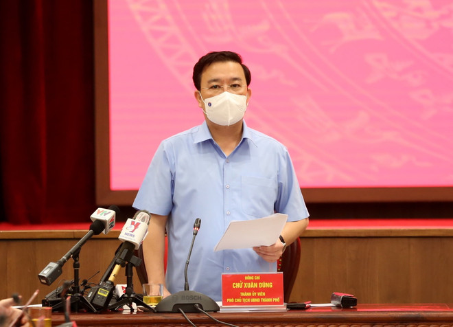 Phó Chủ tịch UBND thành phố Hà Nội Chử Xuân Dũng phát biểu tại Hội nghị. (Ảnh: TTXVN phát) Hà Nội luôn cầu thị để điều chỉnh phù hợp công tác phòng, chống dịch ảnh 1