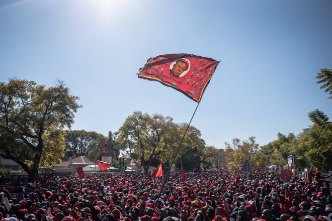 Các thành viên EFF biểu tình bên ngoài văn phòng SAHPRA ở Pretoria vào ngày 25 tháng 6 năm 2021. (Ảnh: The Citizen) Nam Phi sẵn sàng ứng phó nguy cơ biểu tình lớn vượt tầm kiểm soát ảnh 1