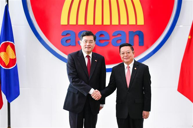 Tổng thư ký ASEAN Kao Kim Hourn (phải) và Bộ trưởng Ngoại giao Trung Quốc Tần Cương tại cuộc gặp ở Jakarta ngày 22/2/2023. (Ảnh: THX/TTXVN) ASEAN-Trung Quốc thúc đẩy quan hệ đối tác chiến lược toàn diện ảnh 1