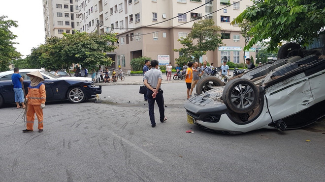 Rolls-Royce vỡ nát phần đầu sau khi va chạm với Honda CR-V ảnh 2