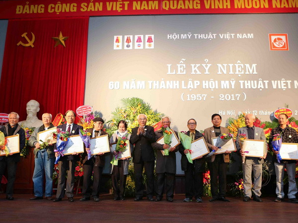 Đại diện Ban chấp hành Trung ương Hội mỹ thuật Việt Nam trao bằng khen cho các họa sỹ có thành tích xuất sắc góp phần xây dựng Hội mỹ thuật Việt Nam. (Ảnh: Thành Đạt/TTXVN) Tổ chức kỷ niệm 60 năm ngày thành lập Hội Mỹ thuật Việt Nam ảnh 1