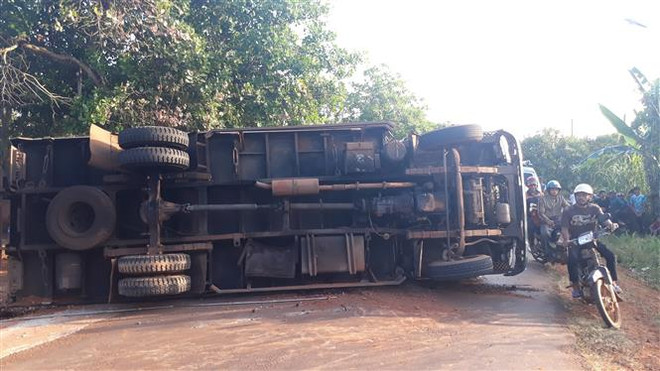 Lâm Đồng: Xe tải chở càphê rơi xuống vực, lái xe bị thương ảnh 1