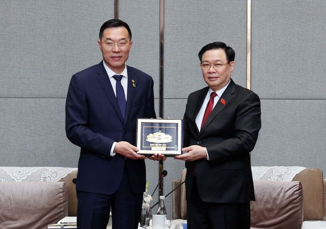Chủ tịch Quốc hội Vương Đình Huệ tiếp ông Tôn Vinh Côn, Chủ tịch Hội đồng quản trị Công ty Trách nhiệm hữu hạn Đầu máy và toa xe Đại Liên (thuộc Tập đoàn Đầu máy và toa xe Trung Quốc). (Ảnh: Nhan Sáng/TTXVN) ttxvn_chu_tich_quoc_hoi_tiep_ong_ton_vinh_con_1204.jpg