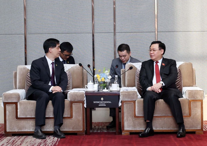 Chủ tịch Quốc hội Vương Đình Huệ tiếp ông Yan Ming, Tổng Giám đốc Công ty Bưu chính Vân Nam (thuộc Tập đoàn Bưu chính Trung Quốc). (Ảnh: Nhan Sáng/TTXVN) ttxvn_chu_tich_quoc_hoi_Yang_min_1204.jpg