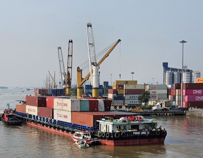 Lực lược chức năng Đồng Nai cứu hộ thành công, lai dắt tàu Phước Long 72 ra nơi an toàn. (Ảnh: TTXVN phát) ttxvn_cuu_ho_tau_trong_tai_4600_tan_bi_dut_neo_mac_ket_duoi_gam_cau_dong_nai_1204-2.jpg