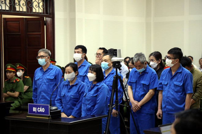 Các bị cáo tại phiên tòa. (Ảnh: Đức Hiếu/TTXVN) ttxvn_xet_xu_cuu_giam_doc_cong_an_thanh_pho_hai_phong_do_huu_ca_1204-2.jpg
