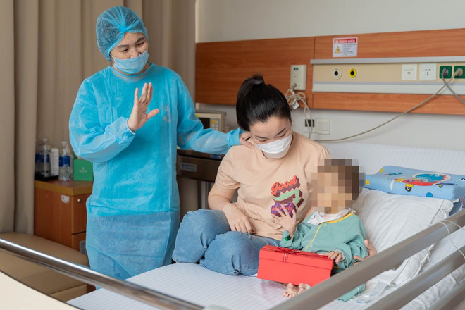 Bà H.T.L, bà ngoại bé B.L.C (ngoài cùng bên trái) hồi phục nhanh chóng, ra viện chỉ sau 5 ngày phẫu thuật hiến gan. ghep_gan_1204-2.jpg