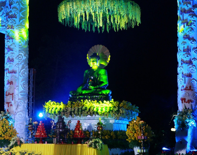 Chiêm bái tượng Phật Ngọc Hòa bình thế giới tại Chùa Bái Đính ảnh 1