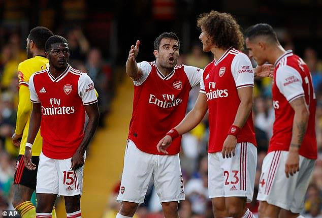 Sokratis và Luiz mắc sai lầm khiến Arsenal mất điểm. Mất điểm trước Watford, Arsenal lỡ cơ hội chen chân vào tốp 3 ảnh 2