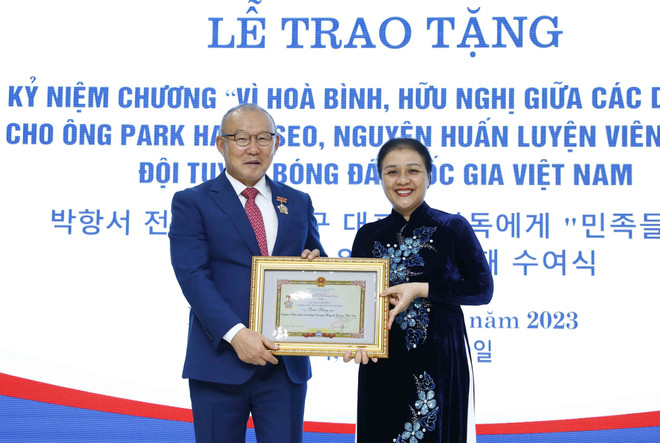 Ông Park Hang-seo nhận Kỷ niệm chương vì hòa bình giữa các dân tộc ảnh 1