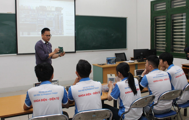 Giờ thực hành Thiết kế vi mạch bán dẫn của sinh viên Khoa Điện-Điện tử, trường Đại học Sư phạm Kỹ thuật- Đại học Đà Nẵng. (Ảnh: Văn Dũng/TTXVN) ttxvn dao tao nhan luc nganh_thiet_ke_vi_mach_ban_dan_.jpg